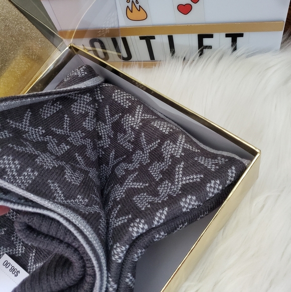 Michael Kors hat and scarf set - Picture 6 of 7